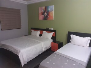 1 bedroom, desk, WiFi