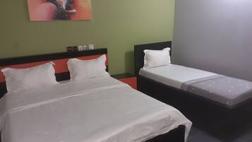 1 bedroom, desk, WiFi