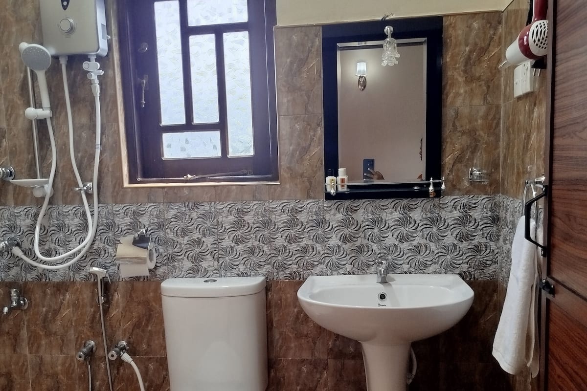 Egy fürdőszoba, amelyben WC, bidé és mosdókagyló található.