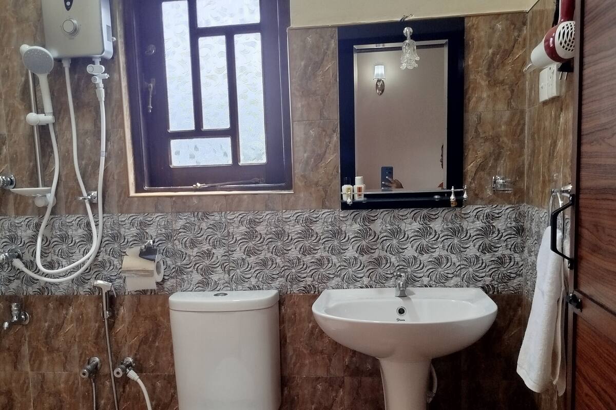 Camera doppia, balcone, vista giardino | Bagno | Asciugamani, sapone, shampoo, carta igienica