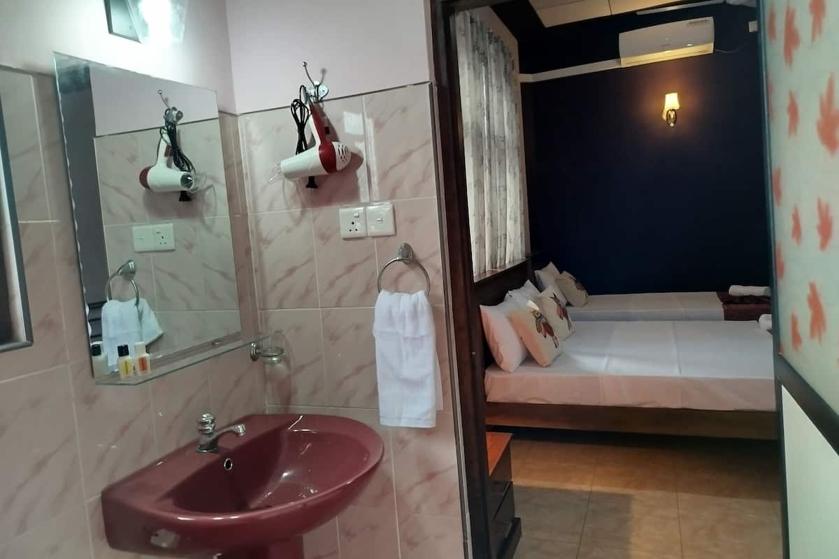 Camera tripla, balcone, vista giardino | Bagno | Asciugamani, sapone, shampoo, carta igienica