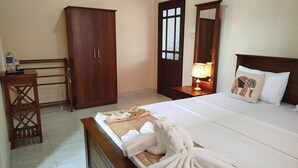 Double Room, Balcony, Garden View | WiFi (free) - Cosy White Palace  (Negombo)