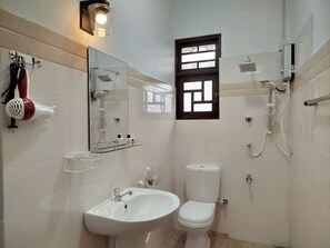 Double or Twin Room | Bathroom | Towels, soap, shampoo, toilet paper - Cosy White Palace  (Negombo)
