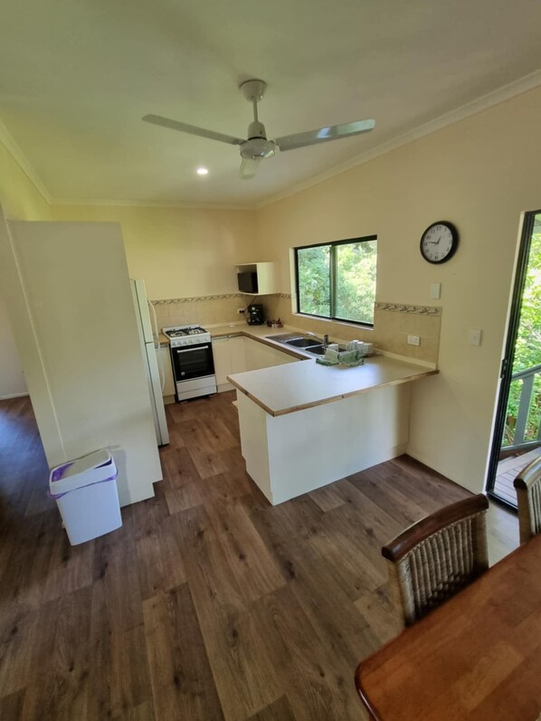 Fridge, microwave, oven, stovetop - Captain's Retreat- Officer's Quarters (Cooktown)