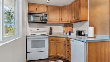 Fridge, microwave, stovetop, coffee/tea maker