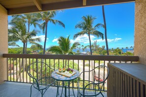 Outdoor dining - Top Floor, 360 deg Ocean View, Totally Remodeled, 2-bed 2 bath with split AC (Kihei)