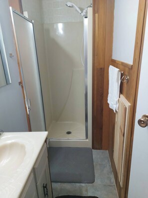 Douche, séchoir à cheveux, serviettes fournies, savon