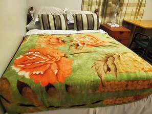2 bedrooms, in-room safe, desk, iron/ironing board - Entire Cozy Basement Suite (Calgary)