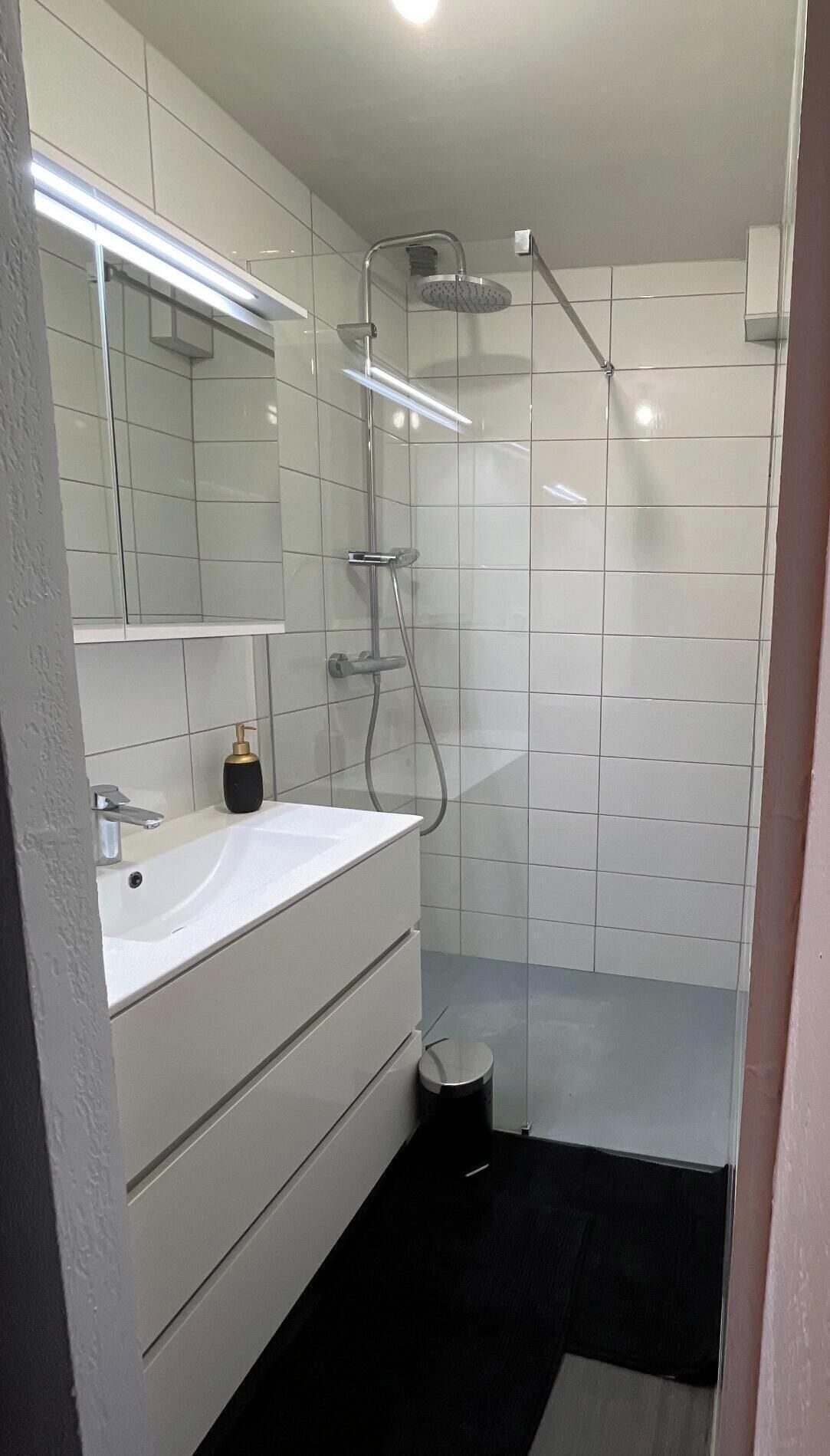 Ducha, secador de pelo, toallas y jabón