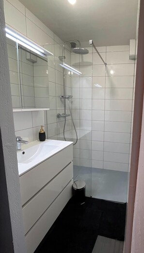 Doccia, asciugacapelli, asciugamani, sapone