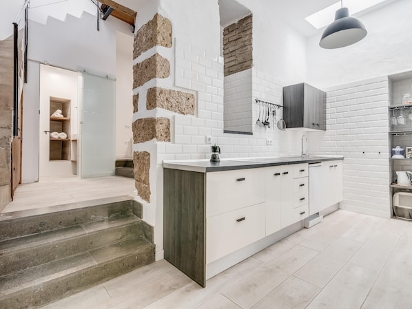 Geladeira, micro-ondas, fogão, cafeteira/chaleira