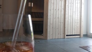 A room with a wooden sliding door, a glass door, and a black mat on the floor. - Ankommen, Entspannen & Genießen - Gemütliches Apartment mit Traumhaftem Ausblick (Lalling)