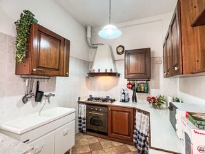 Geladeira, fogão, talheres/pratos/utensílios de cozinha