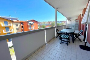 Outdoor dining - Apartment in Caorle near Sea Beach & Pool (Caorle (VE))