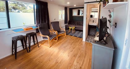 Adorable Cozy Self Contained 1 bedroom studio