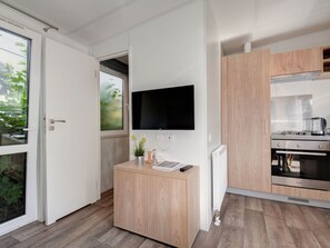 Réfrigérateur, four, batterie de cuisine, vaisselle et ustensiles