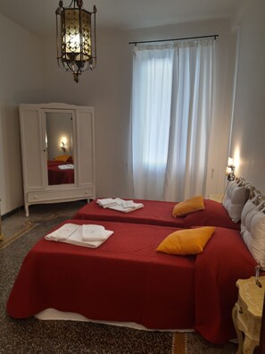 1 slaapkamer, een bureau, een strijkplank/strijkijzer, gratis wifi