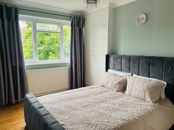 2 soverom, skrivebord, strykejern/-brett og wi-fi (inkludert)