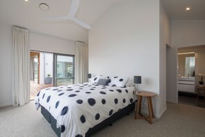 4 dormitorios, tabla de planchar con plancha, cuna de viaje