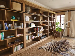 Library - Duiker Game Lodge (Hluhluwe)