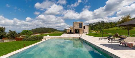 حمّام سباحة مُدفَّأ