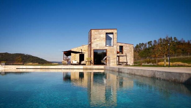 A modern house with a swimming pool in front. - Private Villa with hot tub, private pool, A/C, WIFI, patio, pets allowed, close to San Gimignano (Volterra)