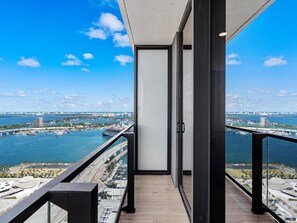 Property grounds - Designer Studio w/ Sunset Views & Free Beach Club (Miami)