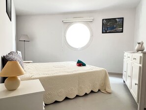 2 soverom, strykejern/-brett, reiseseng for barn og wi-fi