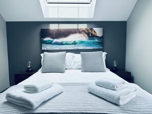 Comfort-huoneisto | Ylelliset vuodevaatteet, memory foam -patjalliset sängyt
