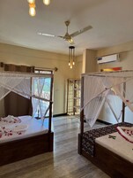 Suite estudio junior, vistas a la piscina | Sábanas de algodón egipcio y ropa de cama de alta calidad