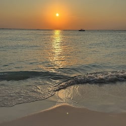 Am Strand, weißer Sandstrand, Strandbar
