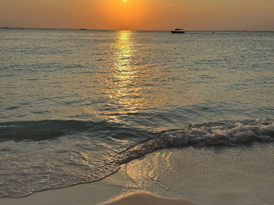 Na praia, areia branca, bar na praia