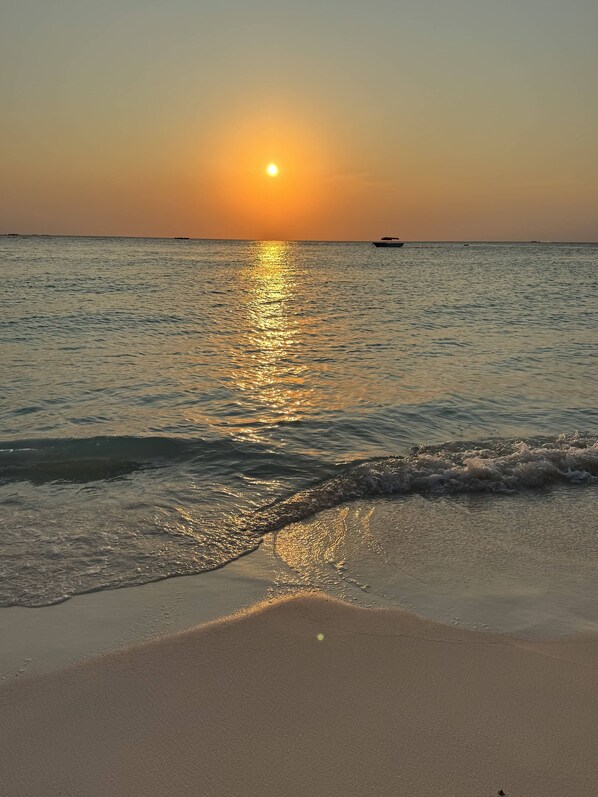 På stranden, hvit sand og strandbar