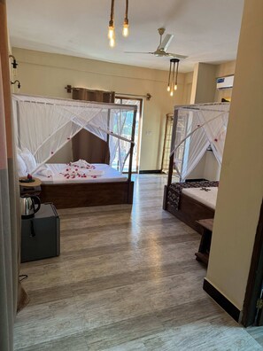 Studiosuite – junior, bassengutsikt | Sengetøy i egyptisk bomull og sengetøy av topp kvalitet