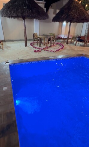 Außenpool, geöffnet von 08:00 Uhr bis 23:00 Uhr, Sonnenschirme