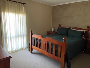 2 bedrooms, iron/ironing board, bed sheets