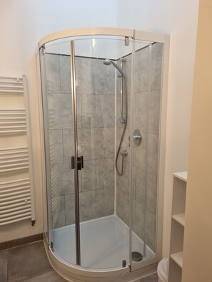 Douche, séchoir à cheveux, serviettes fournies, papier de toilette