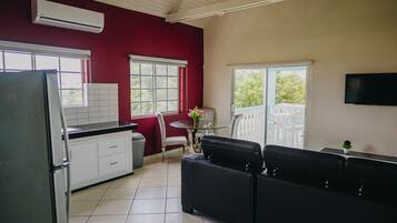 Apartment, 1 Bedroom, Patio, Garden View | Dining