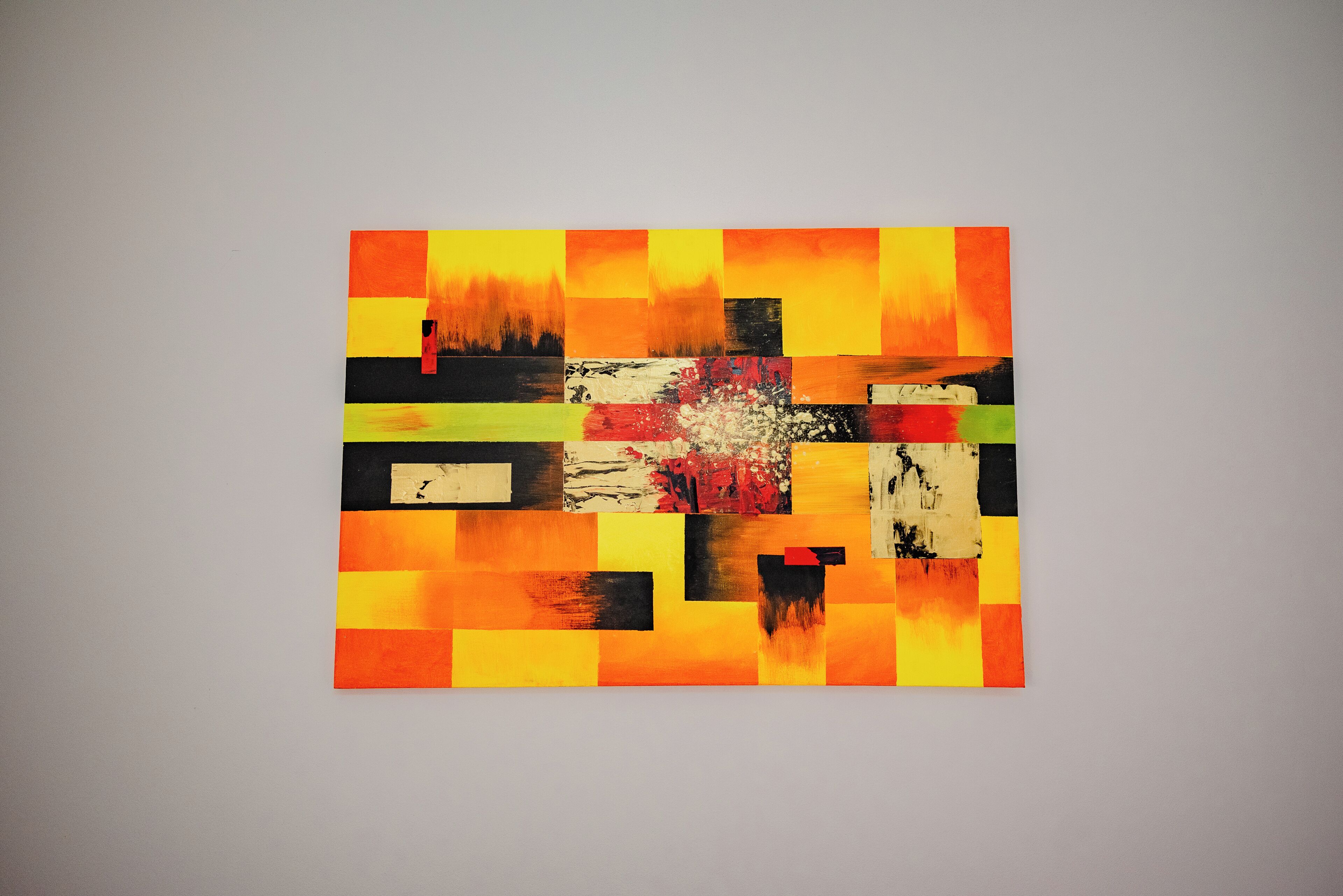 Une œuvre d’art de forme carrée, ornée de motifs et de couleurs abstraits.