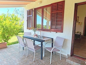 Outdoor dining - Cozy and calm 1-bedroom house with AC, WiFi and big garden in Fažana (Fažana)