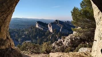 Un paisaje rocoso con una vista despejada de una zona montañosa.