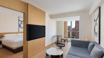 Executive-Suite, 1 Queen-Bett, Raucher, Stadtblick | Schreibtisch, kostenloses WLAN, Bettwäsche