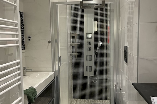 Dusche, Haartrockner, Bidet, Handtücher