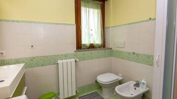 Dusche, kostenlose Toilettenartikel, Haartrockner, Bidet