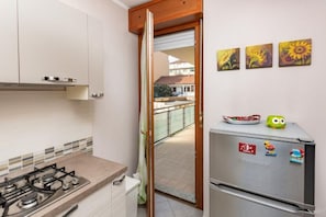 Stovetop, coffee/tea maker, toaster