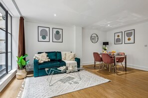 TV, offices - Modern 1BR with Patio in the Heart of Holborn (London)