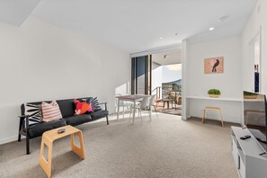 智能电视、书、办公室