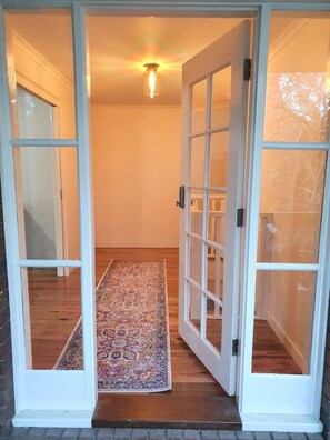 Interior - Hill top views, near wineries, sanctuary, main st (Healesville)
