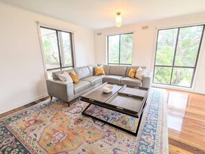 Smart TV - Hill top views, near wineries, sanctuary, main st (Healesville)
