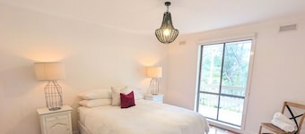 Wattle bird house, Hill top views and private tranquil gardens